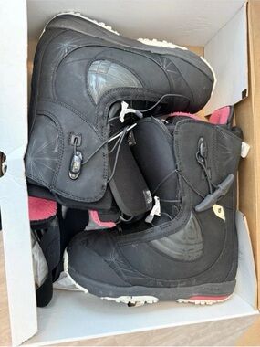 Burton Women's Q Snowboard Boots Size 9 Black/Pink Used one time